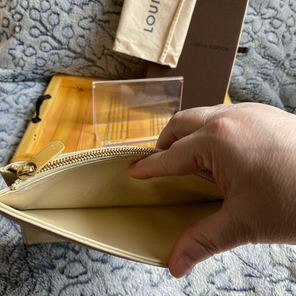 COPY - Louis Vuitton Mahina Portefeuille Amelia Long Wallet - Picture 10 of 16